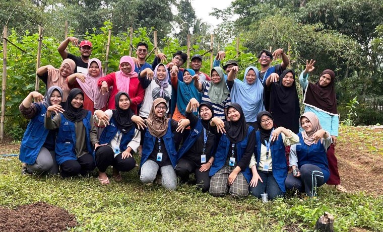 Edukasi dan Pemasangan Irigasi Tetes oleh Tim KKN Unsoed Desa Mantrianom